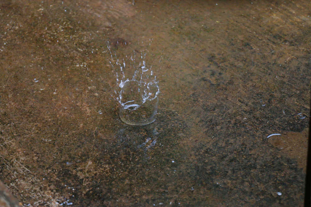 雨水滴溅起的水花