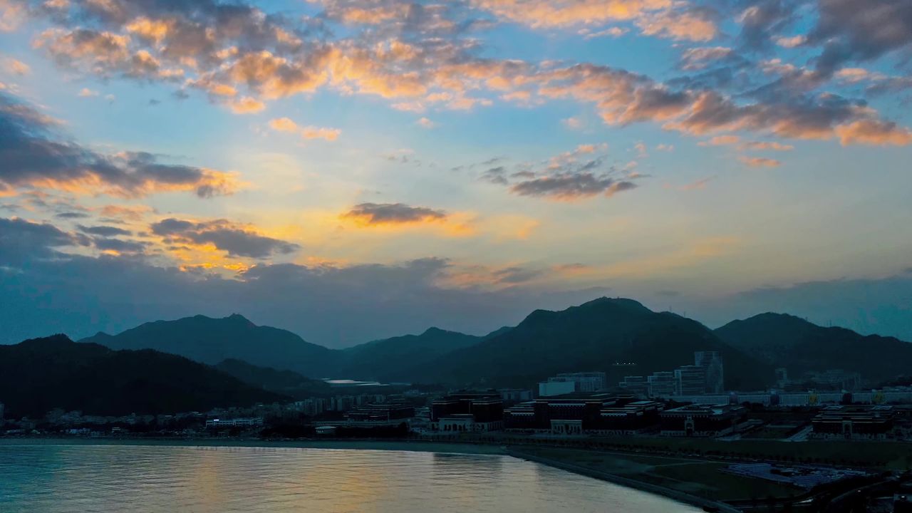 海边叠石旁边黄昏