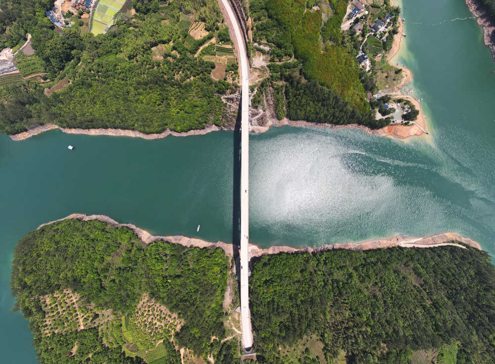 俯瞰浙江遂昌碧水中的乌溪江大桥