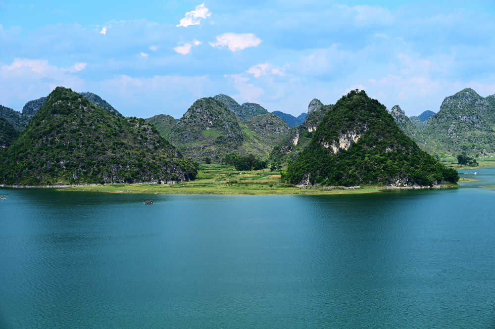 中国广西百色靖西的水上喀斯特美景