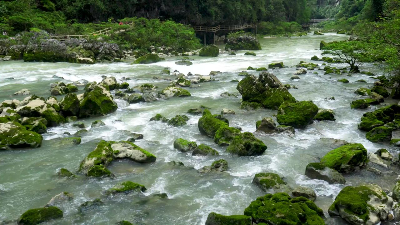 溪水流淌素材