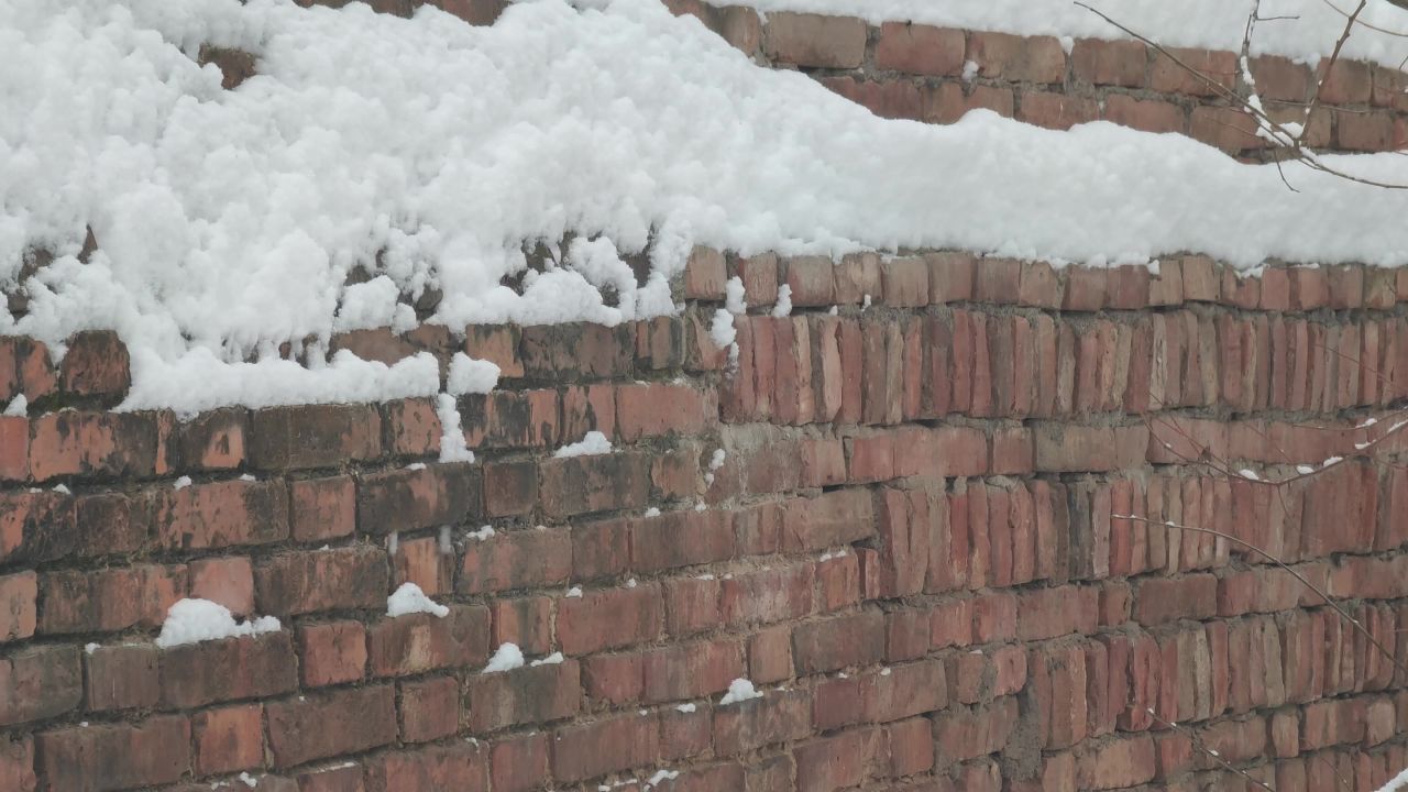 红砖下雪