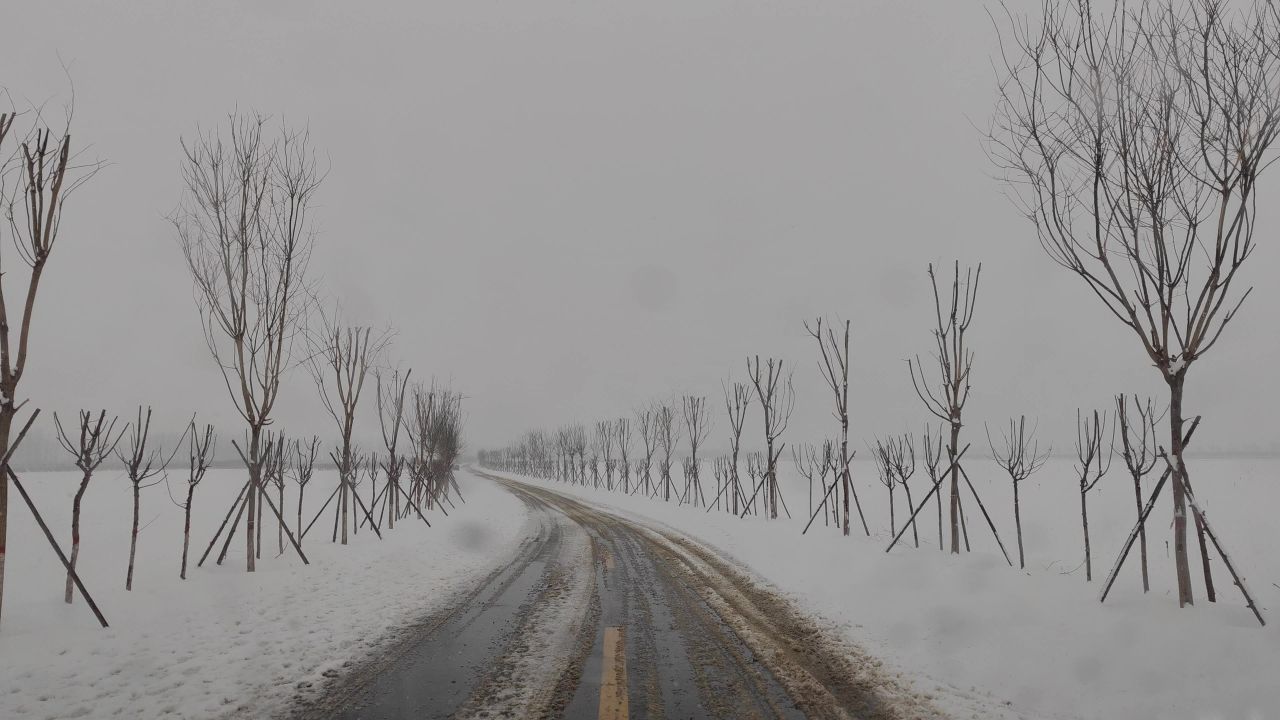 下雪后马路