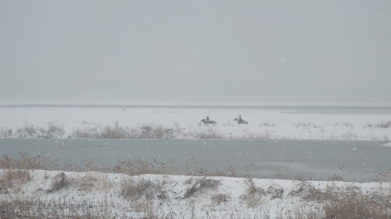 雪地上骑马的人