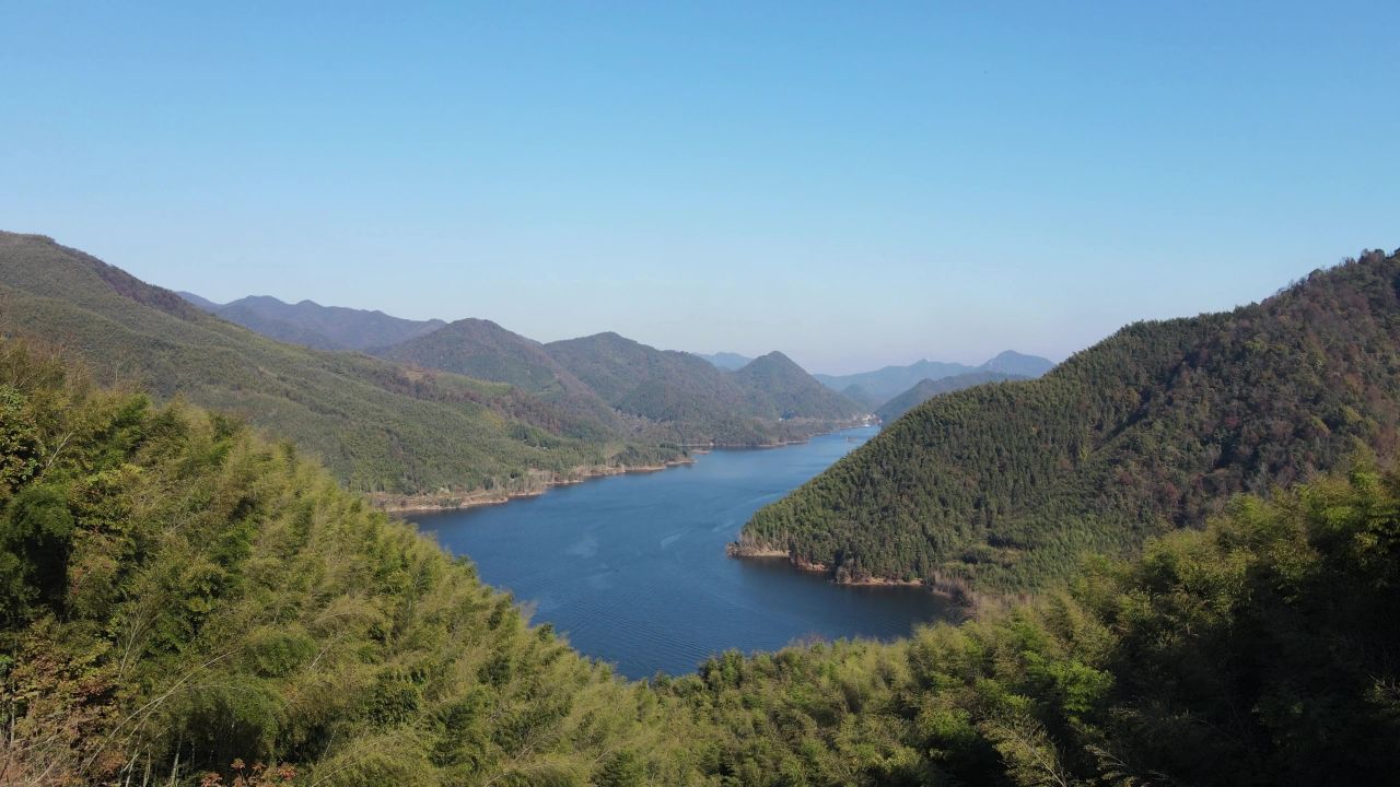 航拍安徽宣城的青龙湾山水