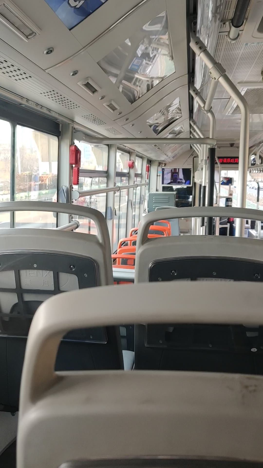 无乘客公交车