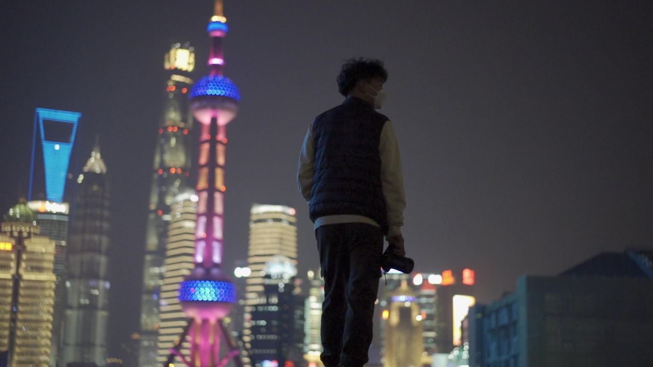 人前行的背影
