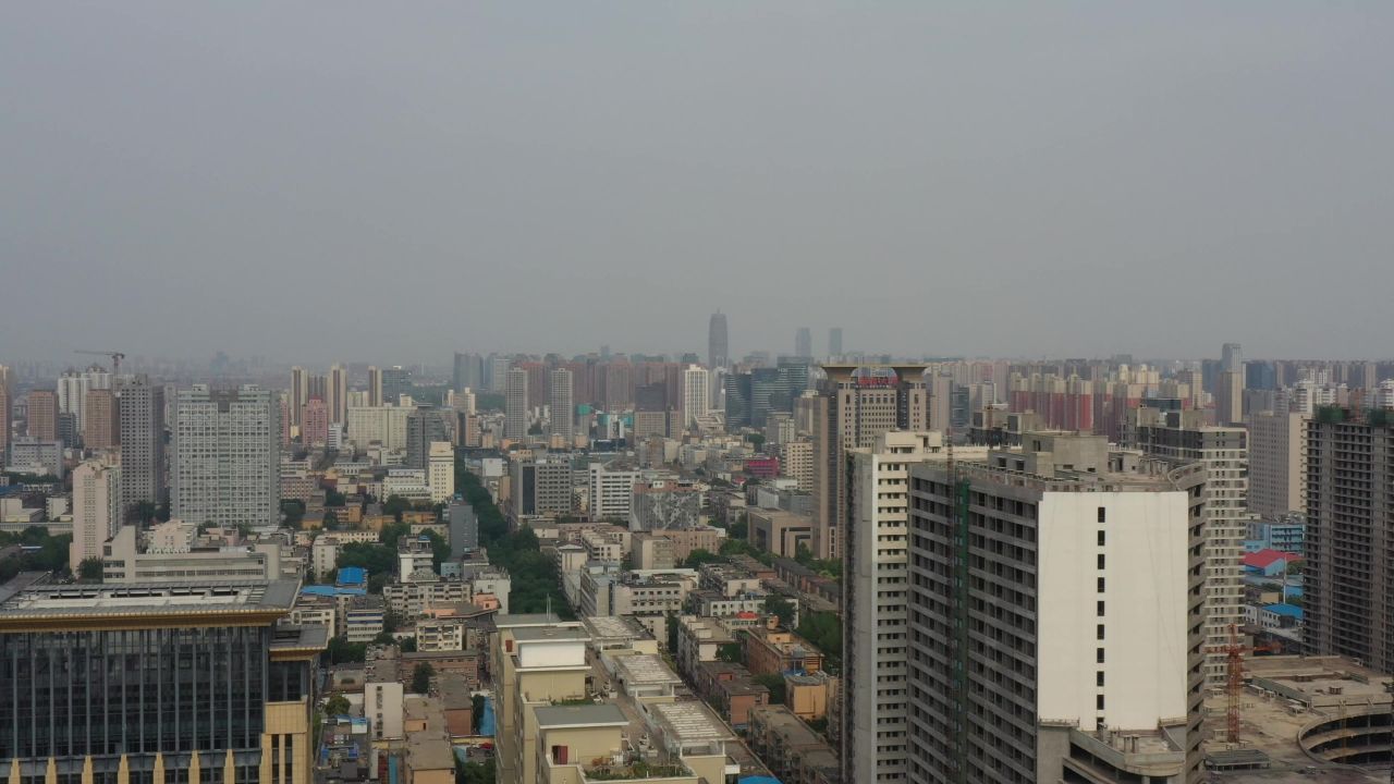 雾霾下的郑州大玉米
