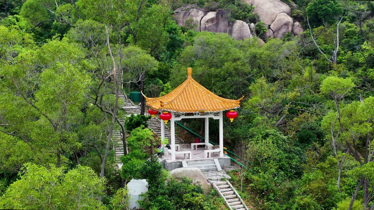 山中的凉亭