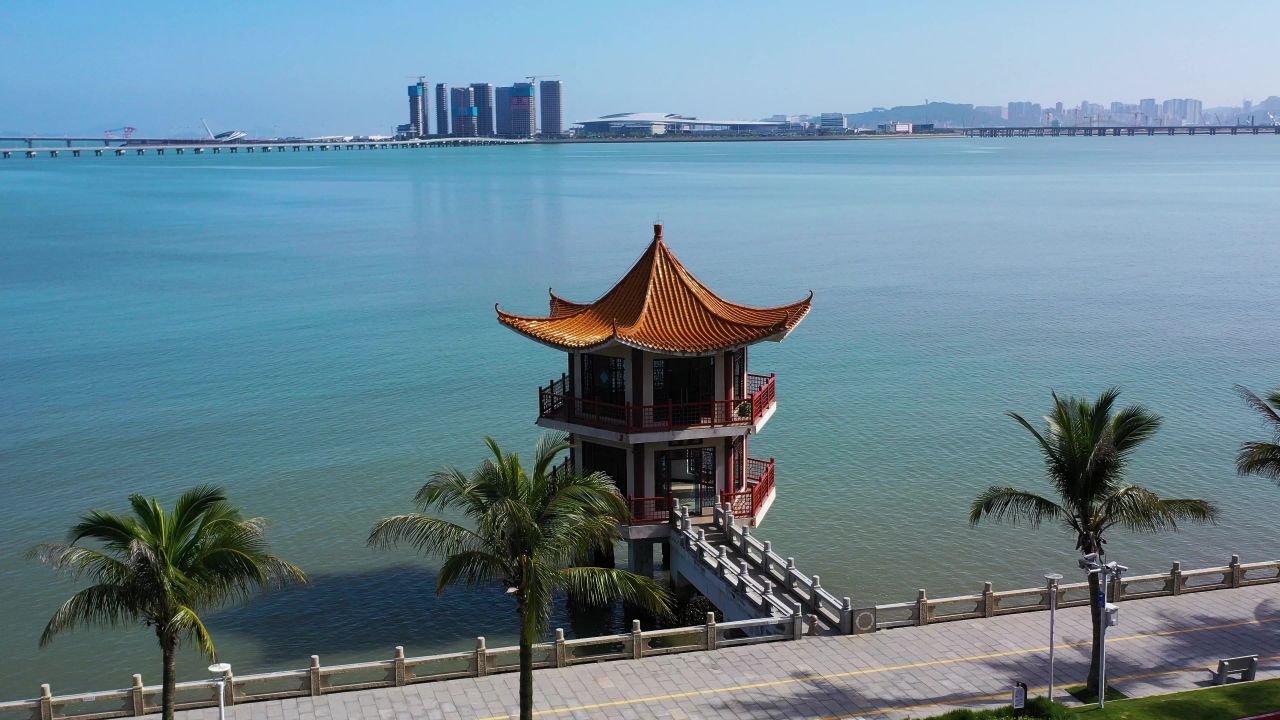 航拍海边凉亭