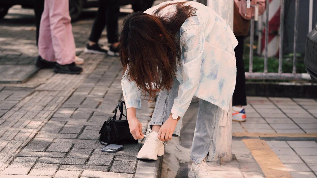 2022村口即景：等车美女