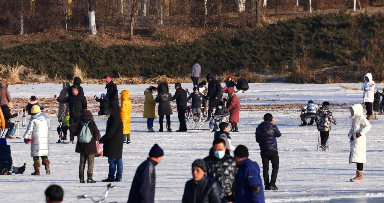 沈阳冬天湖面滑冰