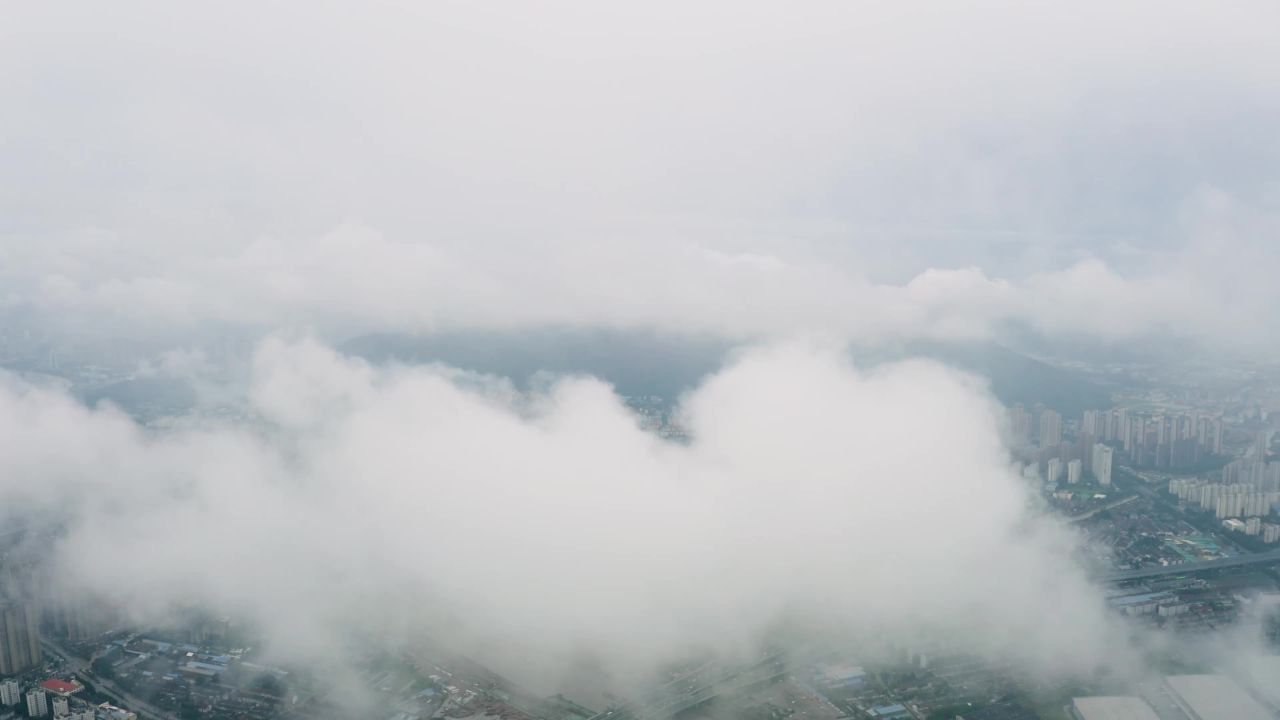 城市雨后穿云