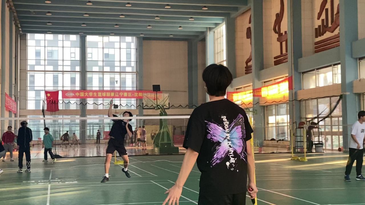 打羽毛球
