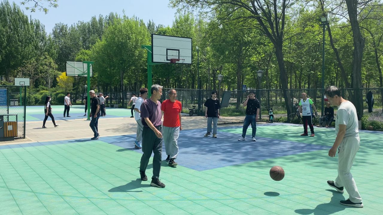 打篮球