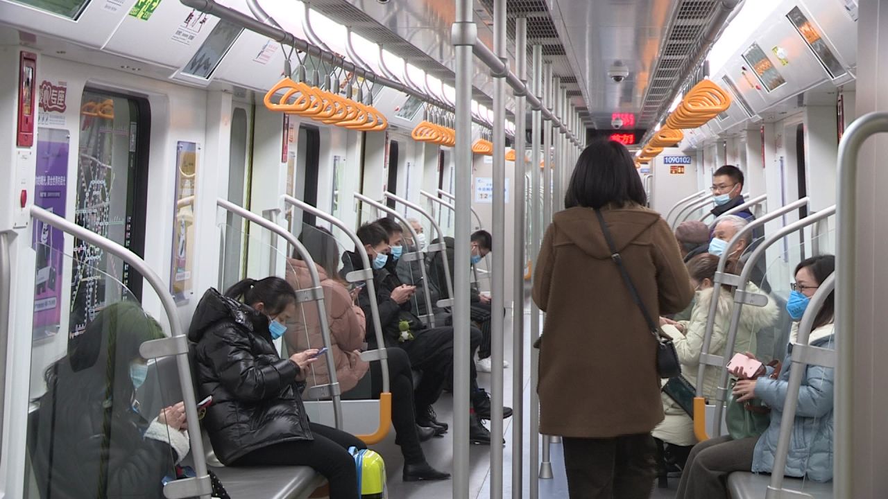 乘坐的地铁车厢内 