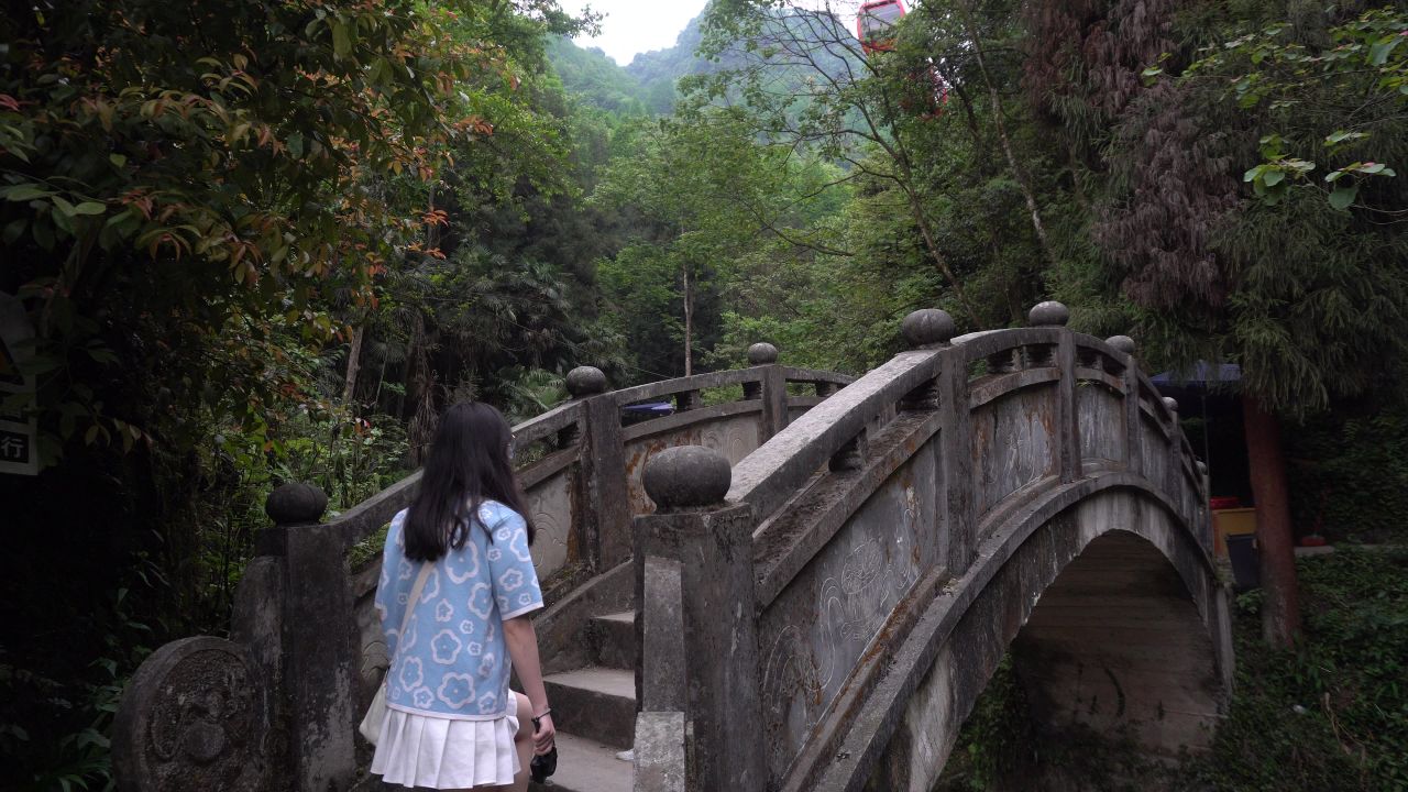 美女过石板