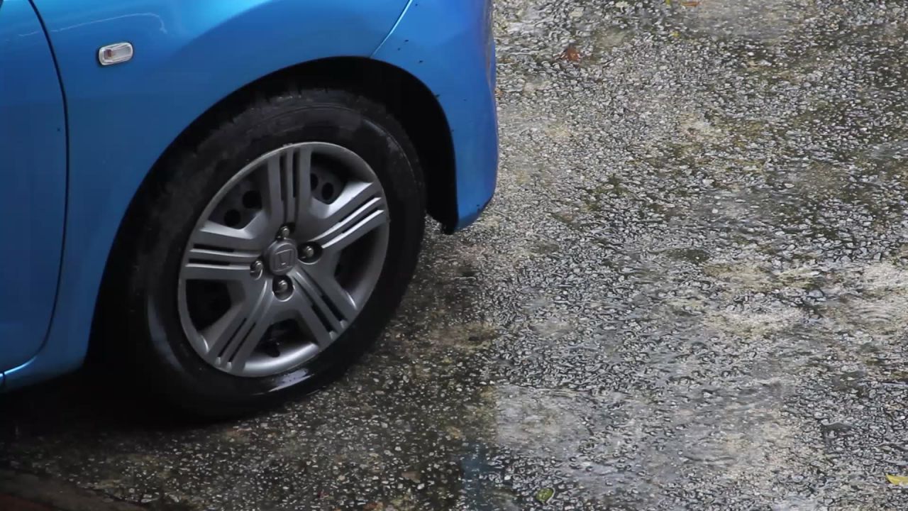 春雨中的汽车