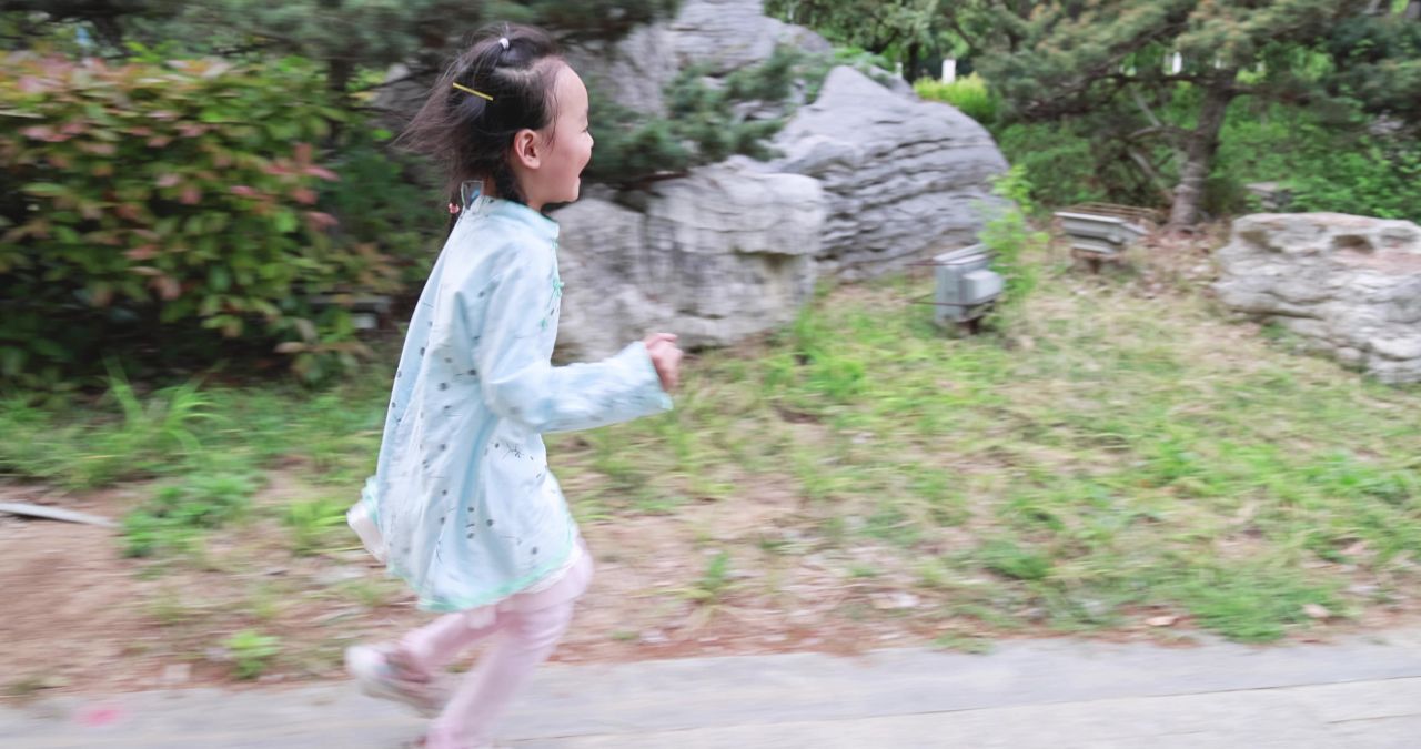 实拍儿童跑步视频