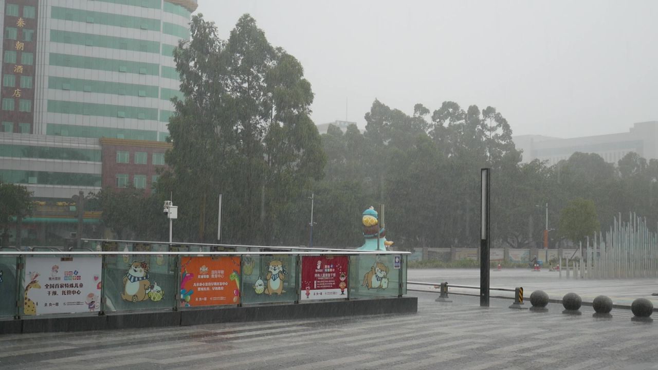 广场大雨下不停