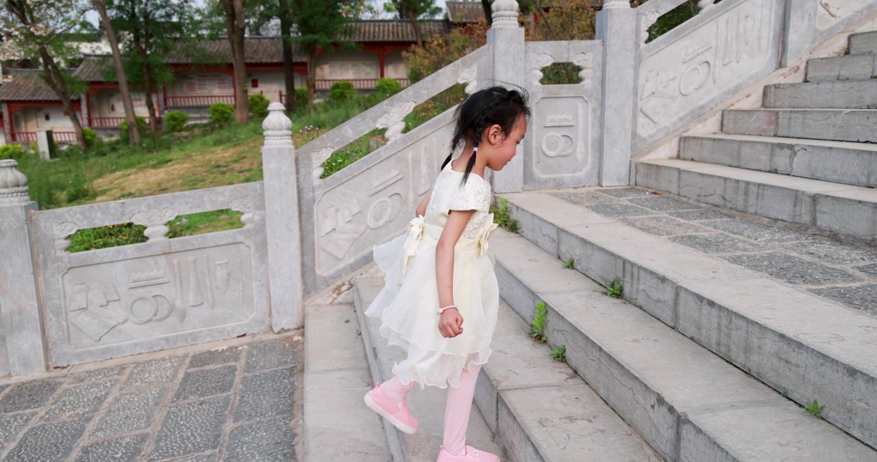 实拍女孩走路