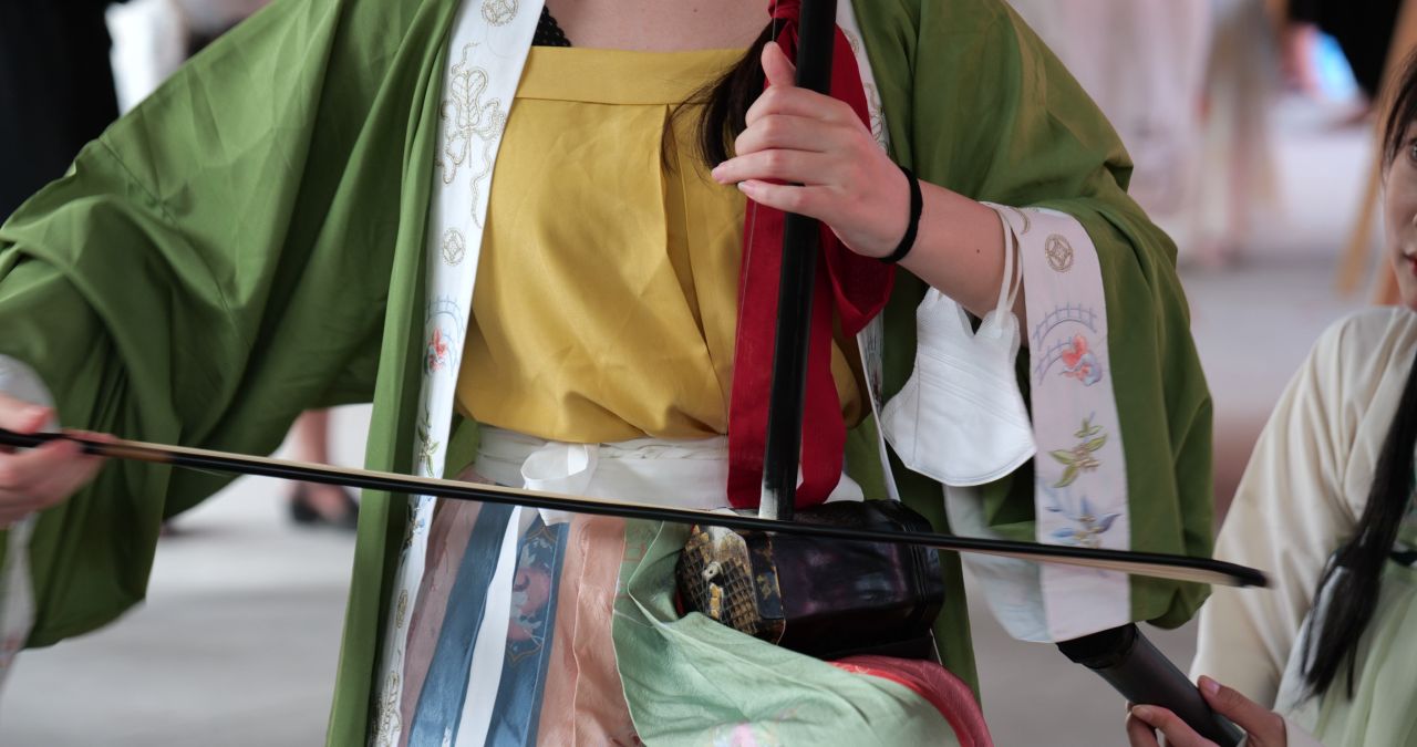 汉服小姐姐拉二胡