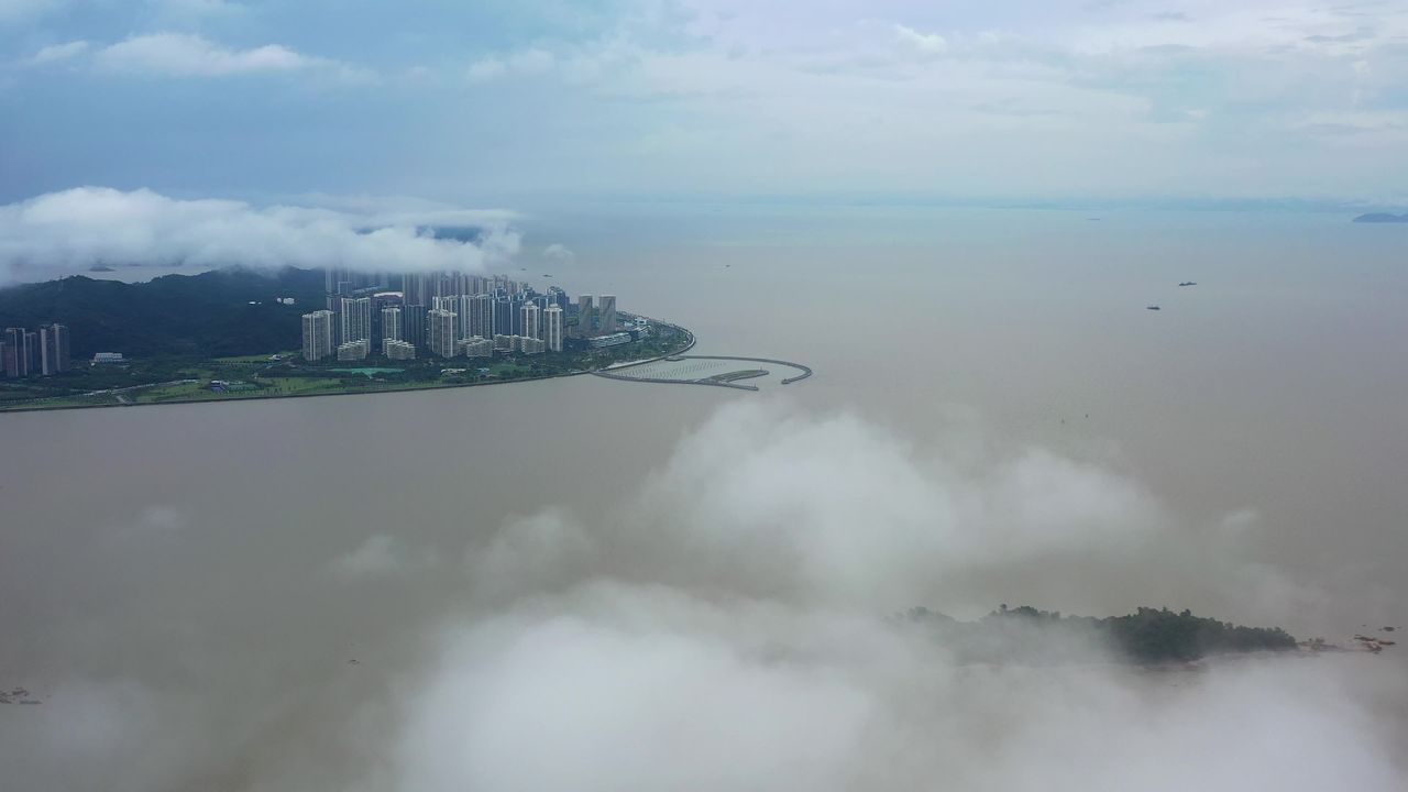 龙舟雨季节多变的云