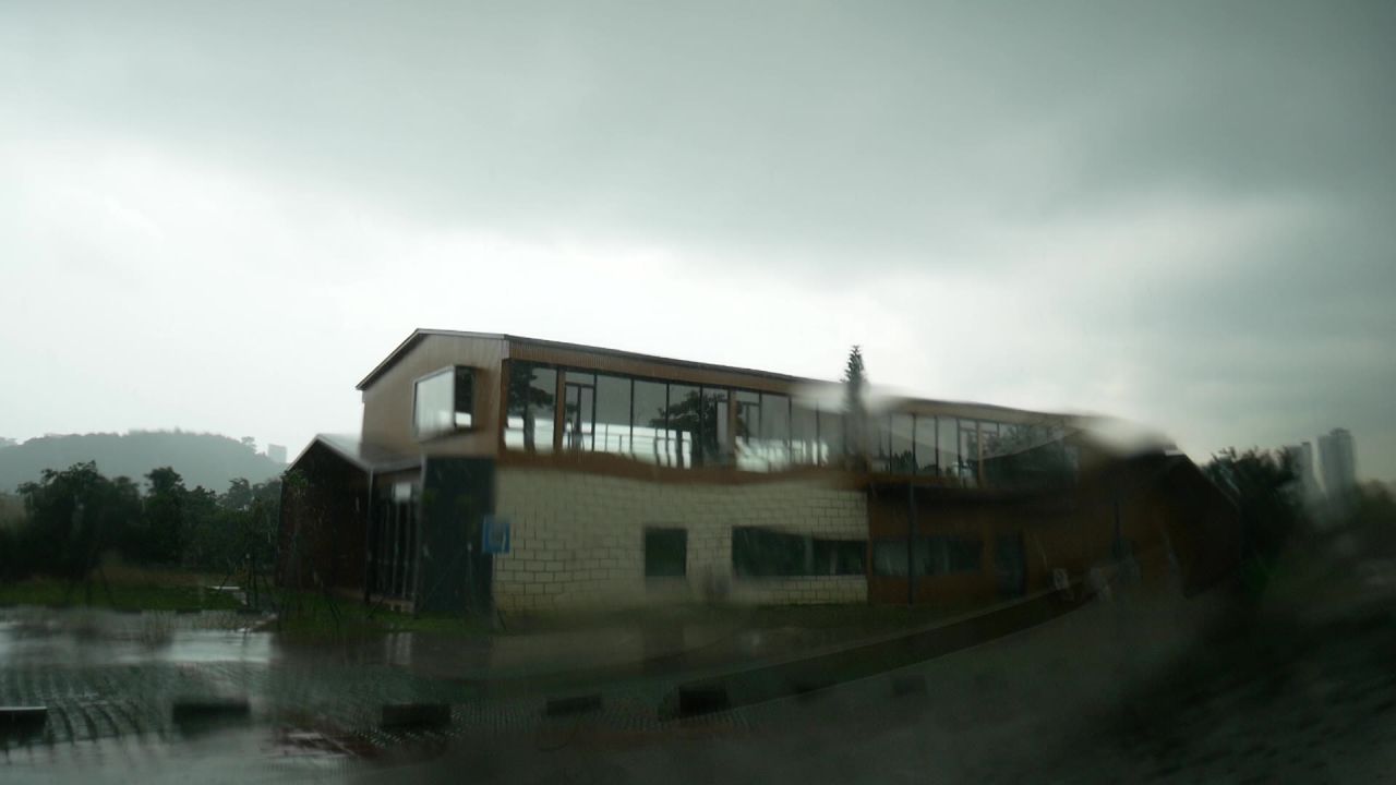 雨点纷纷落在车玻璃上