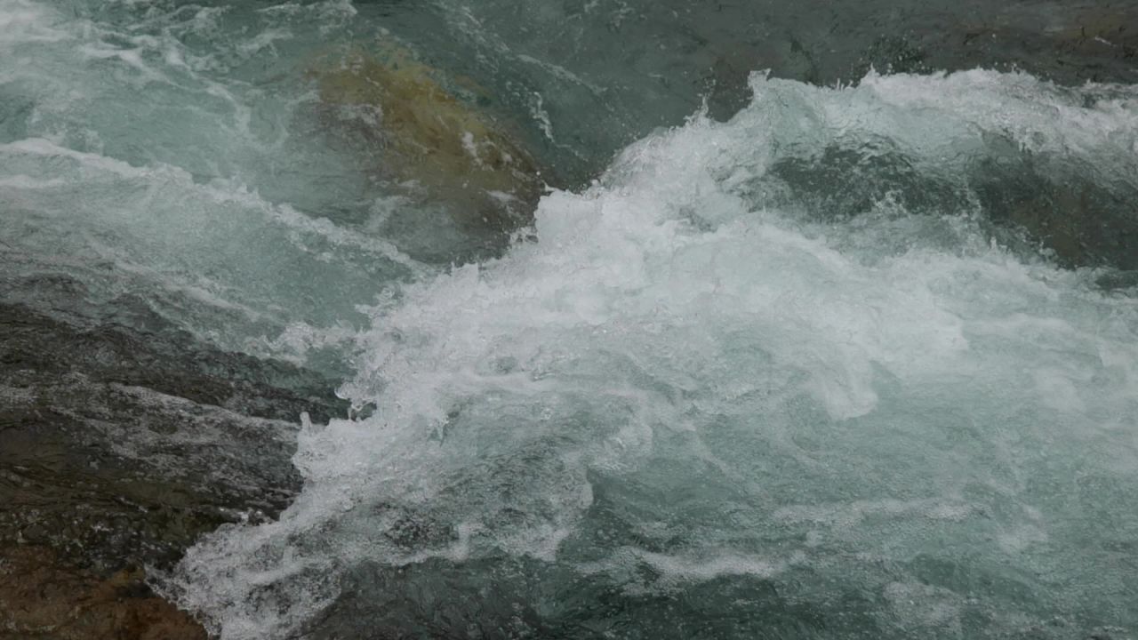 湍急河水慢动作