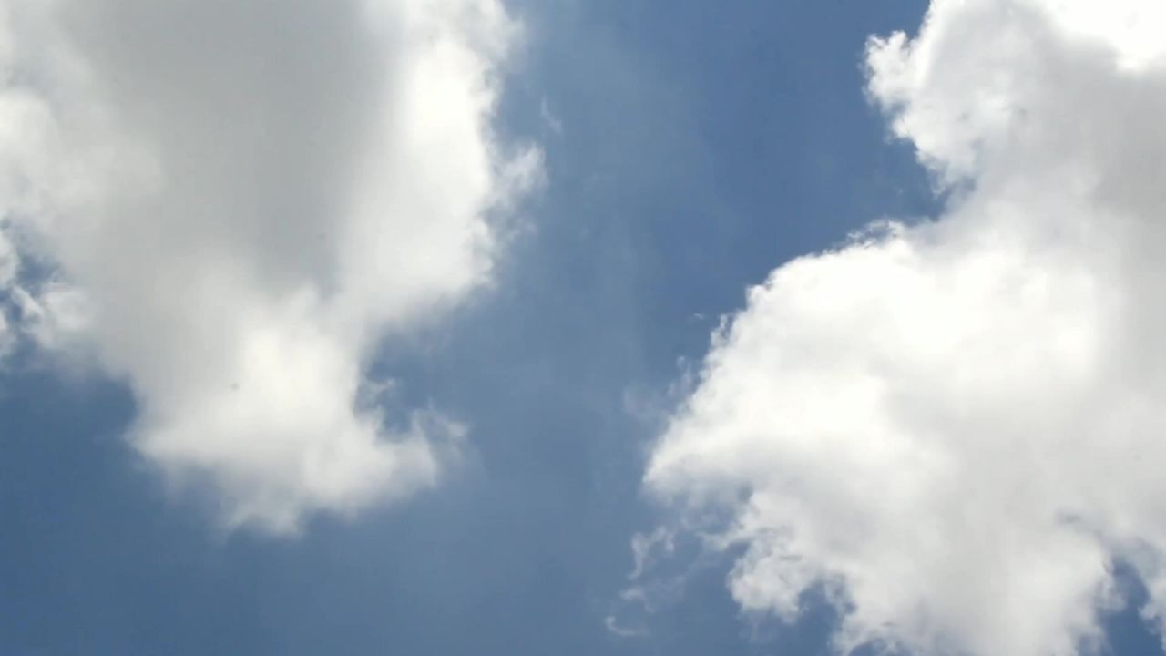 天空飘过两朵云