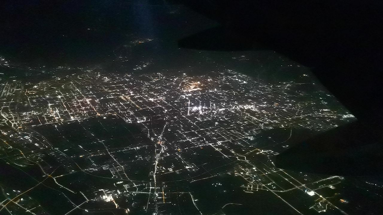 飞机上俯视西安夜景