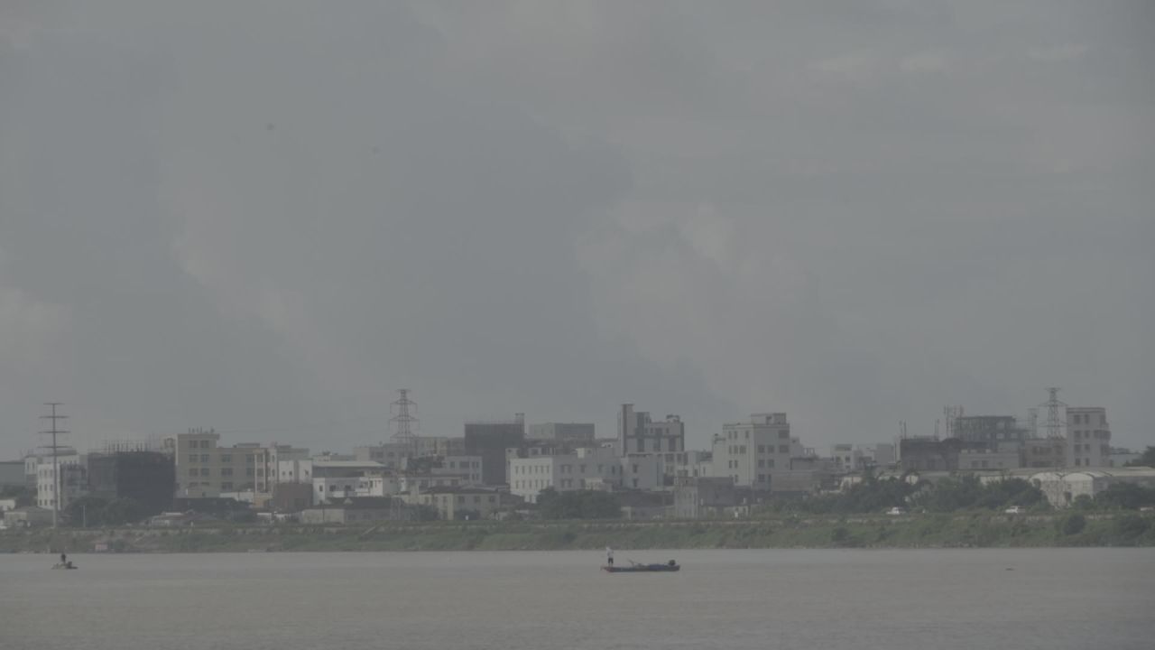湖面缓慢前行的船只