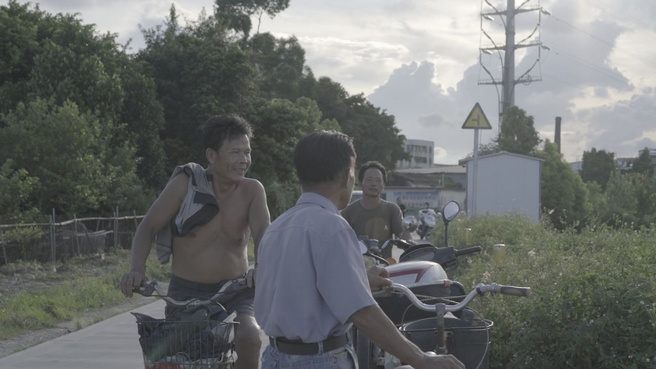 乡村老人闲聊画面