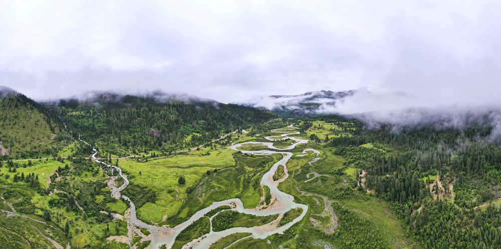 航拍四川甘孜理塘格聂神山下的山水风光
