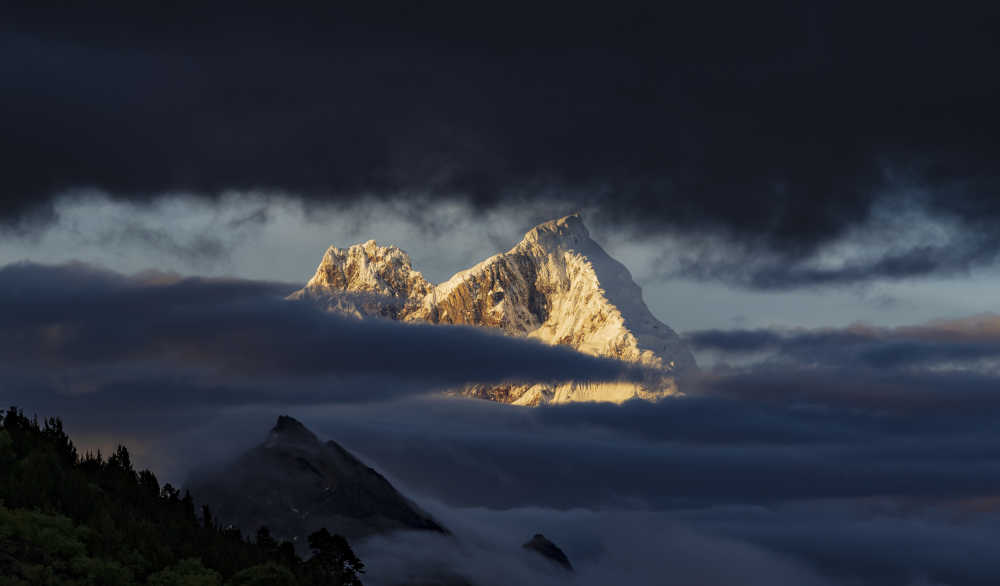 雨季山峰日落