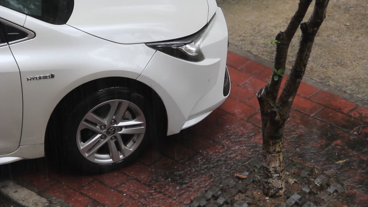 大雨中移动的白色汽车