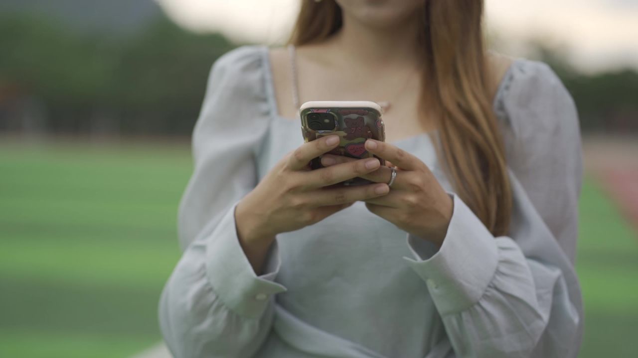 校园女生中近景玩手机镜头