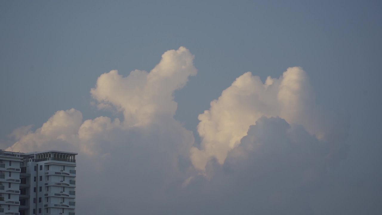 城市夕阳下云朵飘动