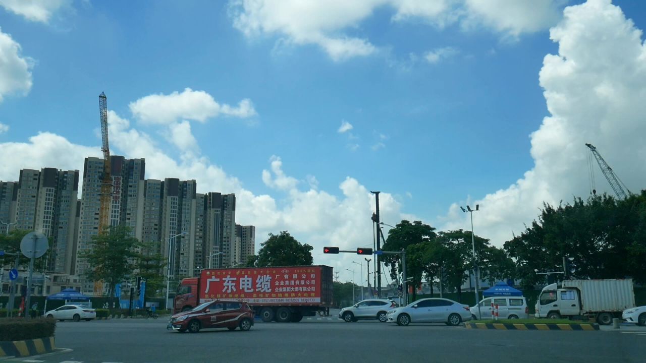红灯十字路口吊塔和车流