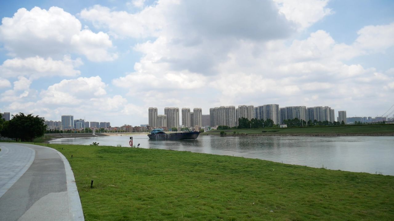 正午空载返航的运沙船