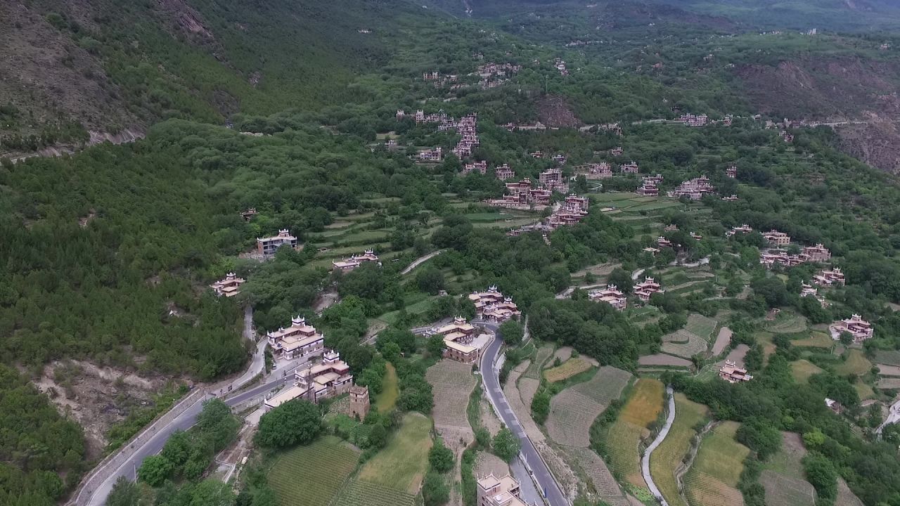 高山上的村落航拍