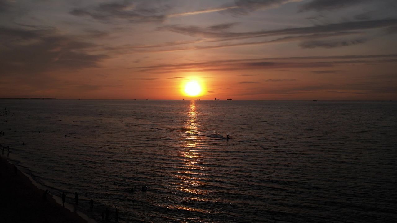 落日下，海边冲浪