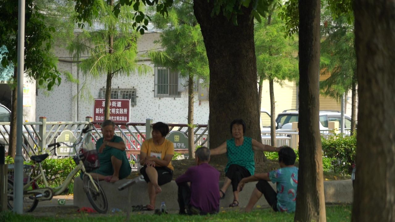 公园里聊天的老人