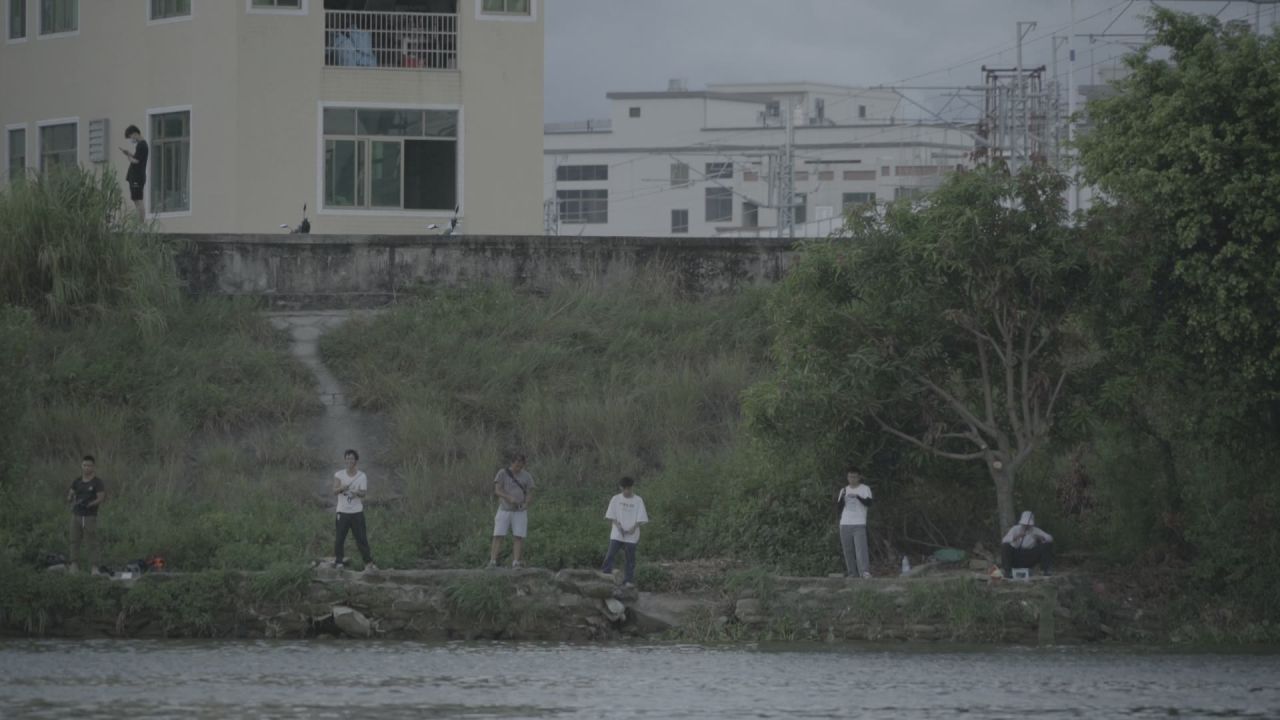 溪流旁钓鱼的人