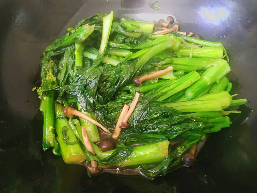 蟹味菇煮菜心