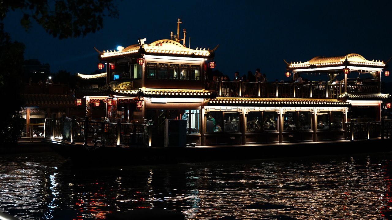西湖游船夜景
