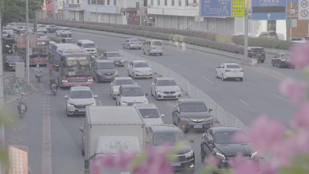 微俯视角车辆行驶