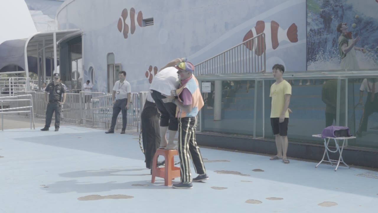 小丑与游客互动素材