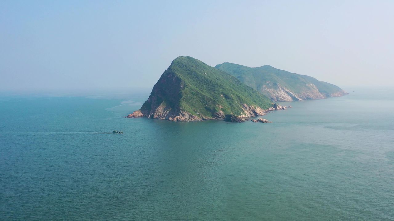 航拍无人小岛和渔船