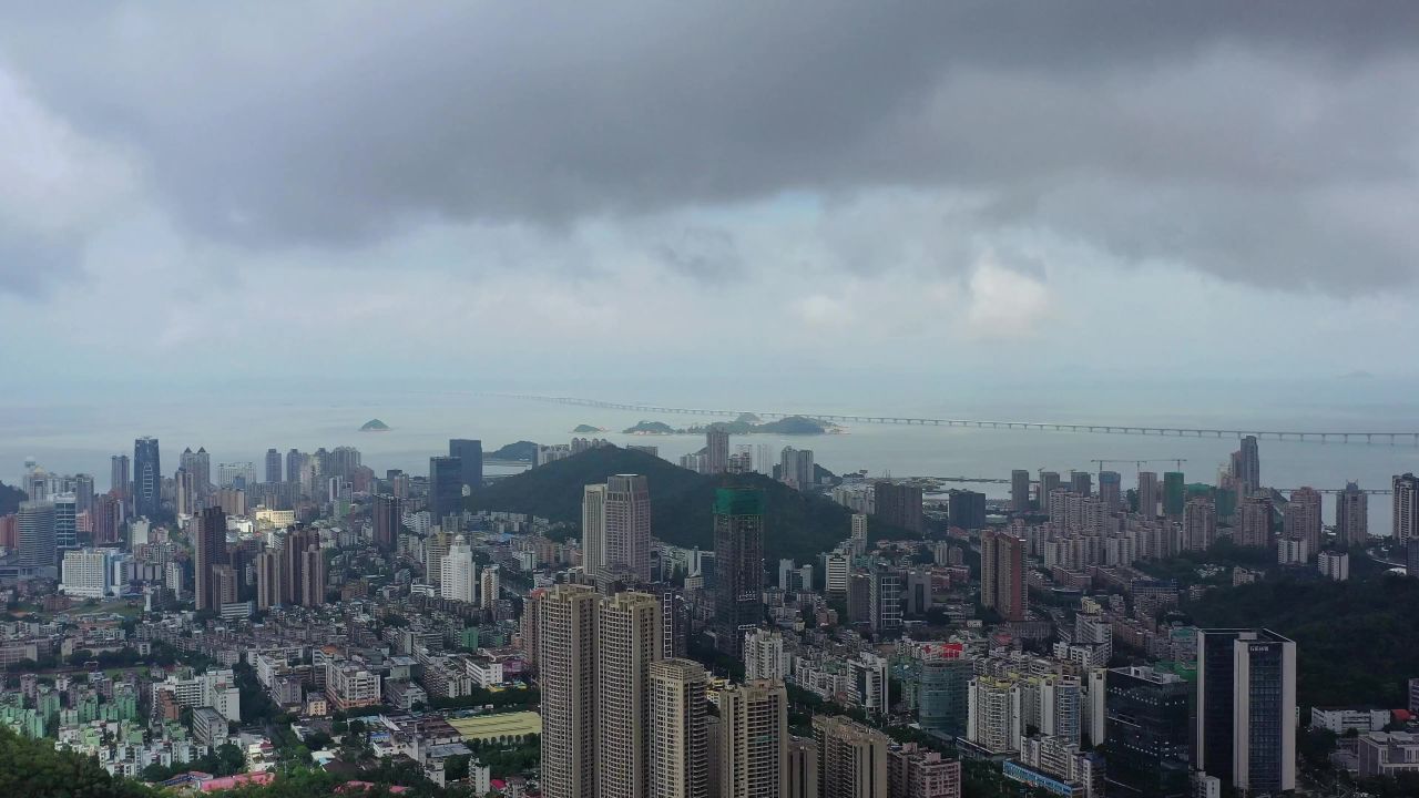 乌云涌动下的城市